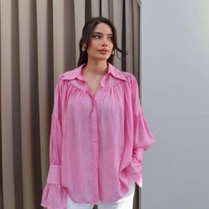 Blusa rosa de manga larga fluida con yugo fruncido y puños con volantes - Mayoreo en Turquía