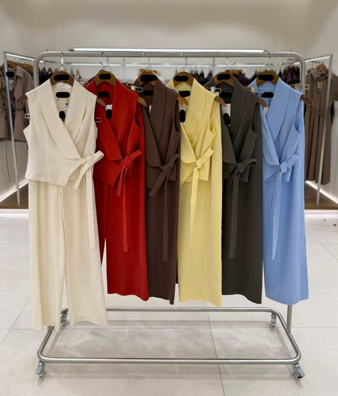 conjuntos-chalecos-varios-6248 – Mayorista Turquía Estantería con seis conjuntos de chalecos sin mangas y pantalón palazzo a juego en crema, rojo, marrón, amarillo, oliva y azul. - Mayorista Turquía
