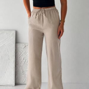 عرض أمامي كامل لبنطال واسع الساق بلون beige ذو ملمس مخطط وجيوب جانبية وخصر مطاطي مربوط. - تجارة تركيا بالجملة