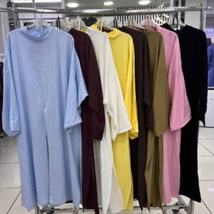 Abaya negra de largo completo con mangas largas y abertura central sobre una prenda interior blanca; la modelo sostiene un bolso negro. - Turquía Mayorista