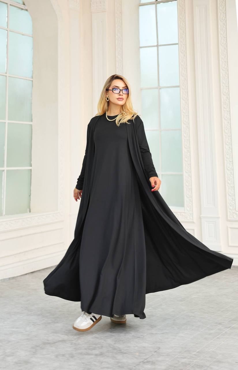 فستان-ماكسي-أسود-منسدل-مع-أحذية-رياضية-خط-رفيع-7045-تجارة-بالجملة-تركيا لقطة حركة لفستان ماكسي أسود منسدل وهو في حركة، مع أحذية رياضية بخطوط رفيعة. تجارة بالجملة تركيا