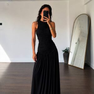 Vestido maxi halter negro con frunce central, cintura ajustada y falda larga drapeada; selfie frente al espejo muestra la silueta completa. - Mayorista en Turquía