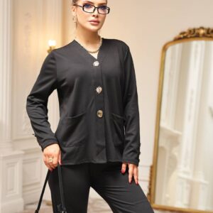 Primer plano de un black top con escote en V y botones dorados, y un bolso beige con monograma (inspirado en diseñador) - Turquía mayorista