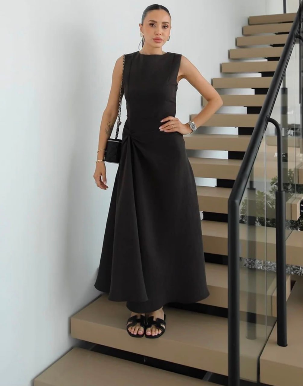 negro-nudo-cintura-vestido-7103-mayorista-turquia Vestido negro sin mangas con drapeado lateral torcido, corpiño ajustado y dobladillo acampanado. - Mayorista Turquía.