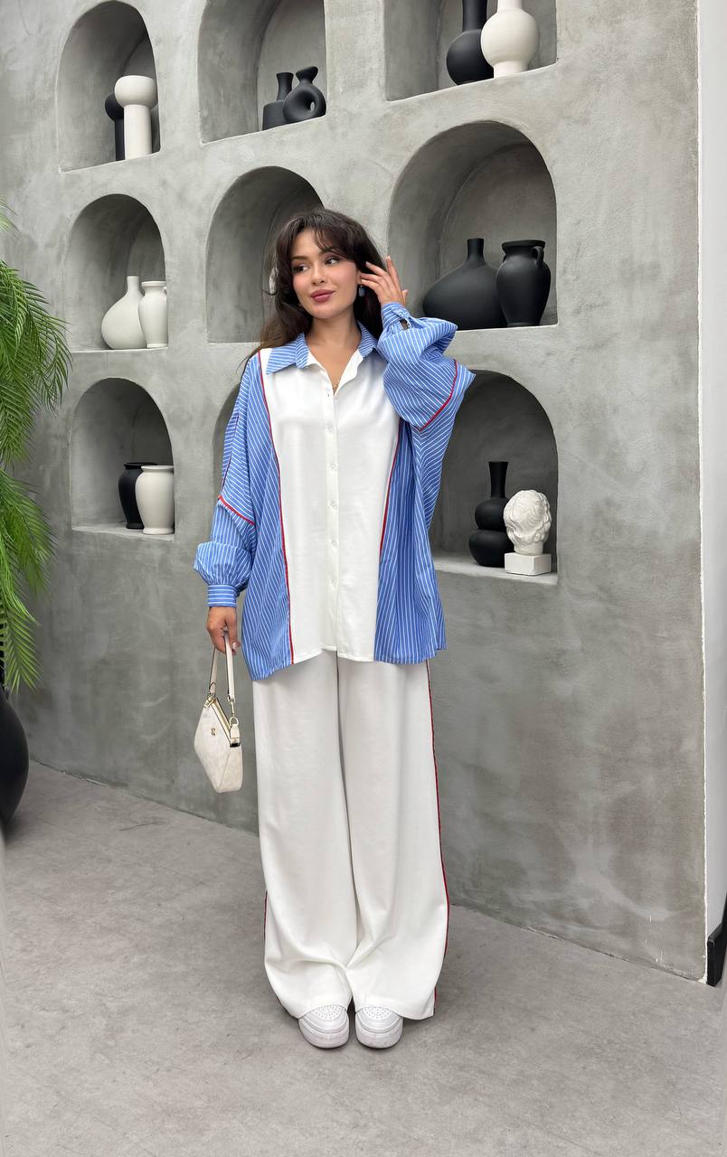 top-rayado-azul-oversize-5937 – Mayorista Turquía Camisa oversize azul con panel central blanco, superpuesta sobre pantalones blancos anchos.