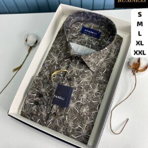 Gefaltetes dunkelbraunes Hemd mit weißem Blumenmuster, Box-Verpackung und gemustertem Innenkragen. Türkei-Großhandel.