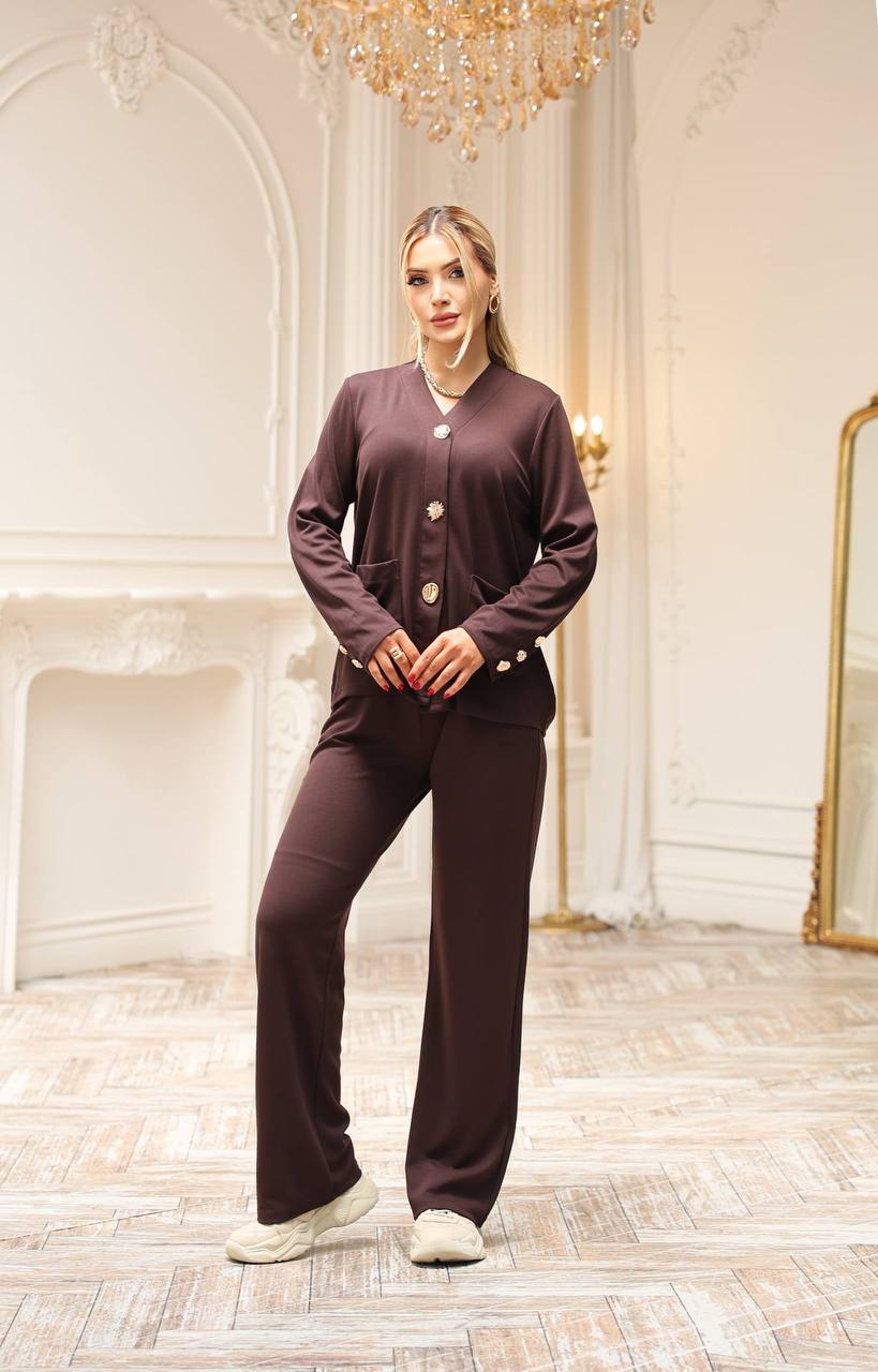 braun-volloutfit-vorne-3175-großhandel-tuerkei Vollständige Ansicht eines braunen Sets: knopffront-V-Ausschnitt-Top mit Taschen, kombiniert mit geraden, weiten Beinen und beigefarbenen Sneakern. Großhandel Türkei