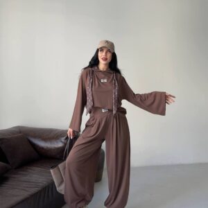 Voller Blick auf das braune entspanntes Zweiteiliges Set mit Hoodie-Oberteil, weiten Ballonhosen, beiger Basecap und weißen Sneakern. Für Großhandel in der Türkei erhältlich. - Türkei Großhandel