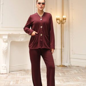 Modell posiert in einem entspannten braunen Set mit V-Ausschnitt, Front-Patch-Taschen am Top und geraden Beinen. Großhandel Türkei