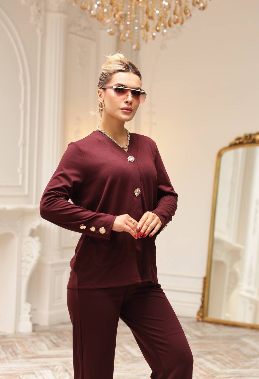 braun-sonnenbrille-naheaufnahme-9046-großhandel-tuerkei Dreiviertelansicht eines braunen Tops mit dekorativen Ärmeln, geschichteten Goldkette und oversized Sonnenbrillen als Accessoire. Großhandel Türkei