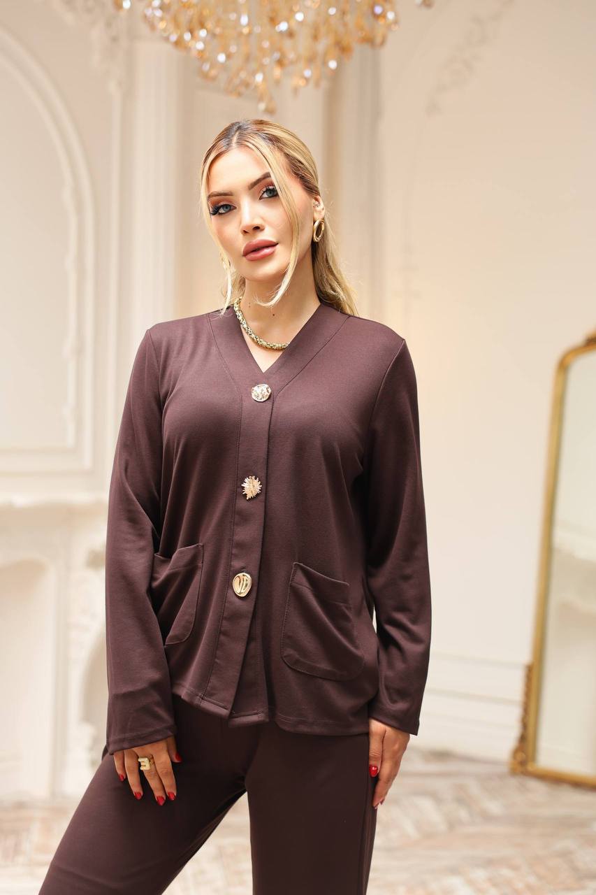 brown-top-acercamiento-2741 - Turquía mayorista Primer plano frontal de brown jersey top con escote en V, tres botones dorados decorativos y bolsillos con solapas. disponible para mayoristas en Turquía - Turquía mayorista