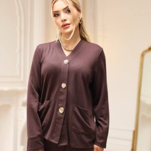 Primer plano de un top marrón con cuello en V en punto suave, con tres botones decorativos dorados y bolsillos frontales. disponible para mayorista en Turquía. - Mayorista Turquía