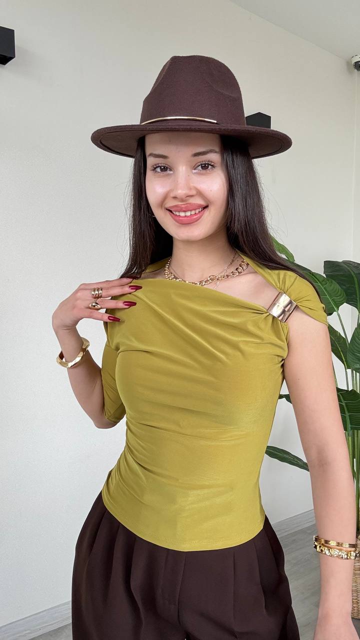 chartreuse-katif-qaba-top-6742 – بالجملة تركيا لقطة علوية للبلوزة chartreuse مع حلقة كتف وتزيين بقبعة بنية ومجوهرات ذهبية.