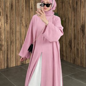 Abaya maxi color rosa empolvado con mangas anchas y abertura central, combinada con una falda interior blanca. - Turquía Mayorista