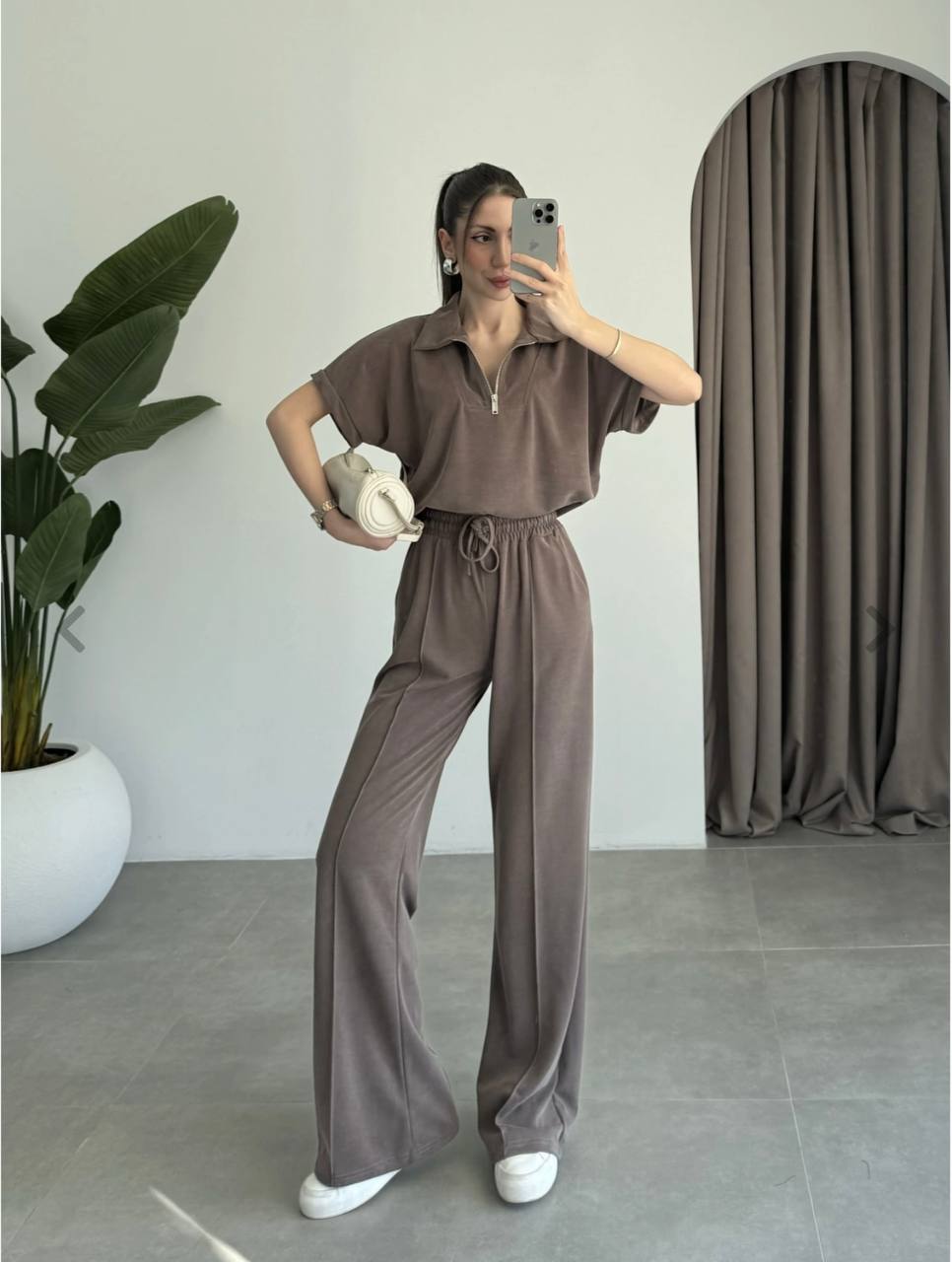 Conjunto de velur taupe de dos piezas con top de cremallera y pantalón ancho con cordón, combinado con zapatillas blancas y bolso - Mayorista Turquía Conjunto de velur taupe de dos piezas con top de cremallera y pantalón ancho con cordón, combinado con zapatillas blancas y bolso - Mayorista Turquía