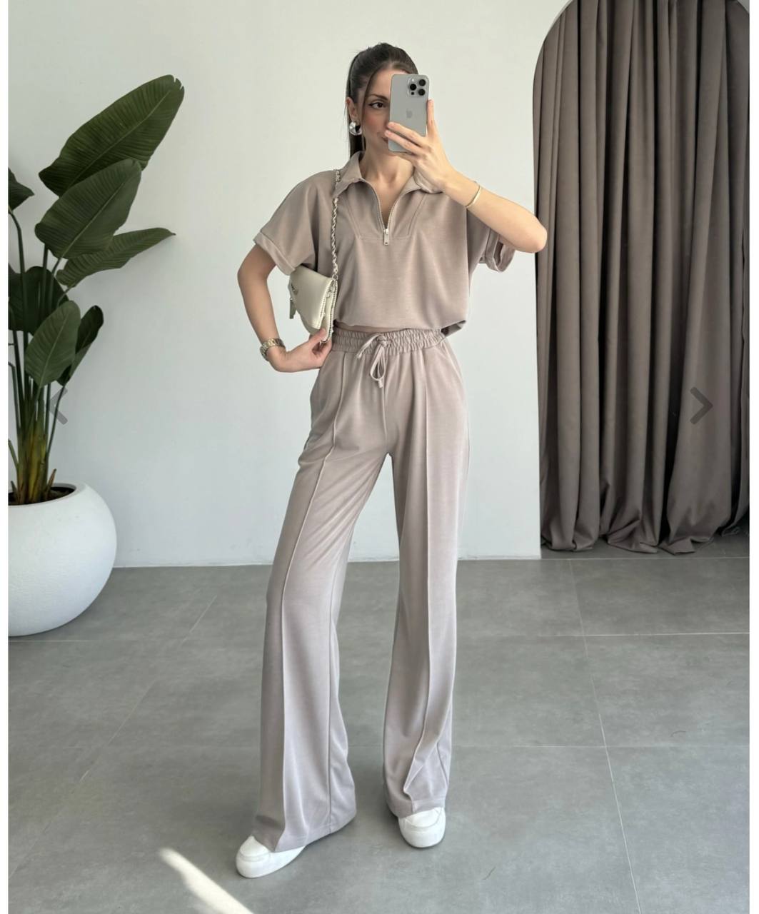 Conjunto loungewear taupe de dos piezas con top corto tipo polo y pantalón ancho de tiro alto con elástico y cordón – Mayorista Turquía Conjunto loungewear taupe de dos piezas con top corto tipo polo y pantalón ancho de tiro alto con elástico y cordón - Mayorista Turquía