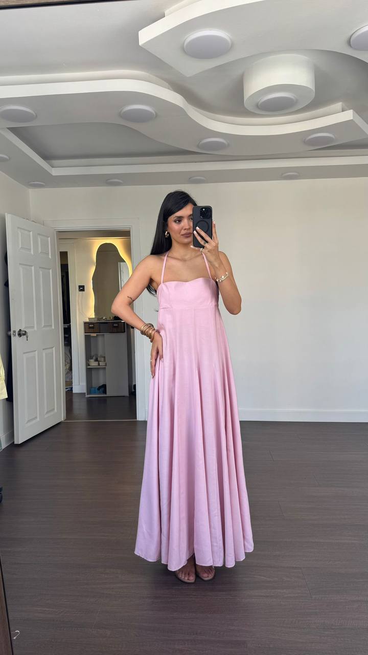 Vestido maxi halter rosa pálido con tirantes finos, corpiño ajustado y falda larga fluida – Turquía al por mayor Vestido maxi halter rosa pálido con tirantes finos, corpiño ajustado y falda larga fluida - Turquía al por mayor