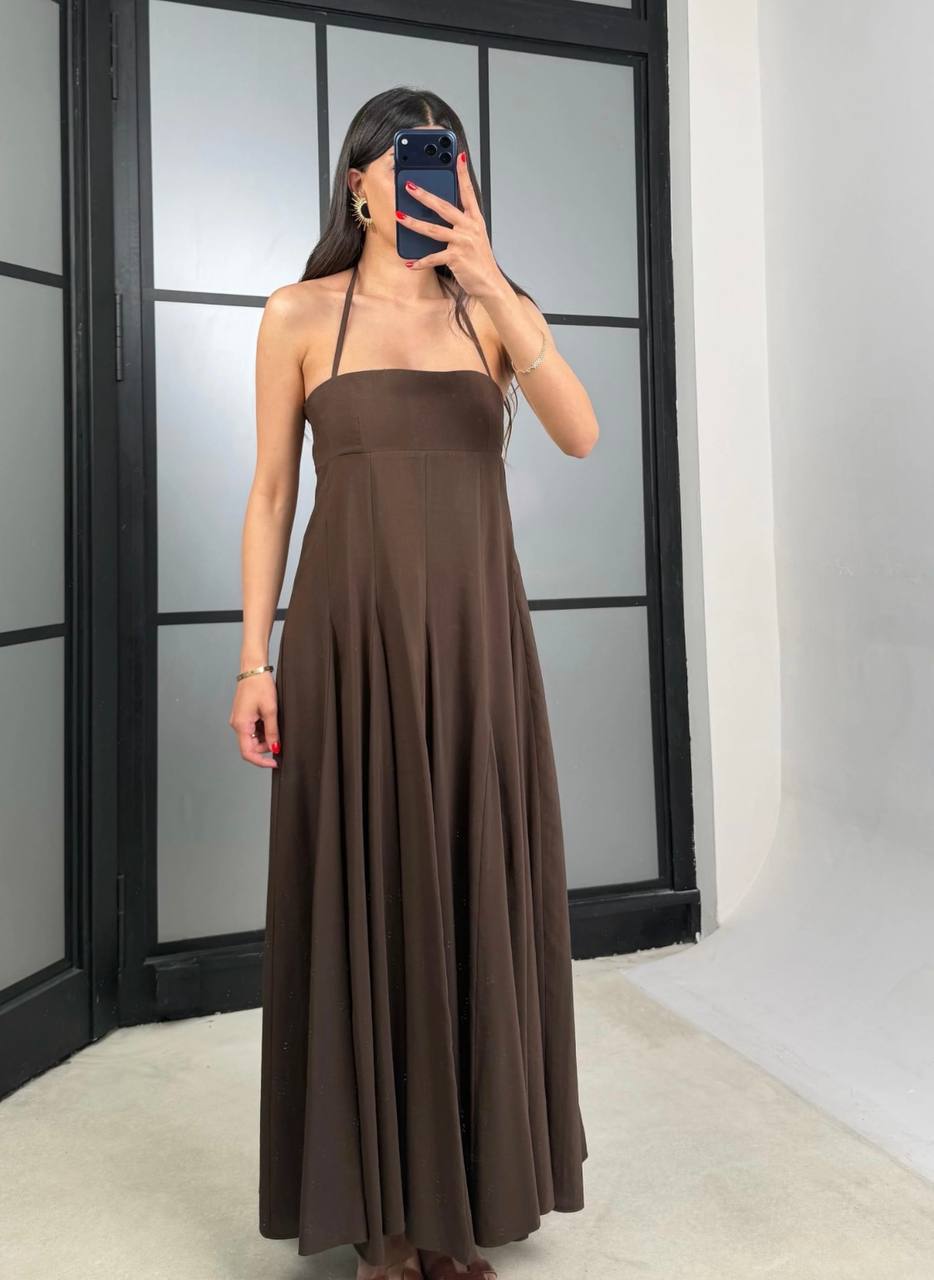 Vestido maxi halter color chocolate con tirantes finos, corpiño recto y falda fluida – Turquía al por mayor Vestido maxi halter color chocolate con tirantes finos, corpiño recto y falda fluida - Turquía al por mayor