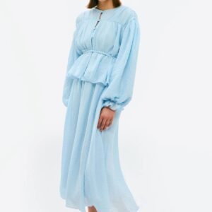 Vestido maxi texturizado azul claro con cintura de volantes, mangas globo largas y pequeños botones frontales - Mayorista Turquía