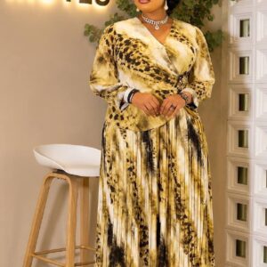 Vista de cuerpo entero de vestido plisado en dorado y oliva con busto cruzado y mangas largas, combinado con joyería llamativa y tacones - Mayorista Turquía.
