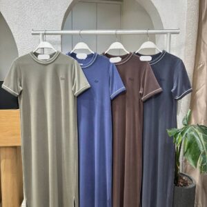 Primer plano del dobladillo del vestido y la abertura lateral que revela tela jersey suave y costuras de confección - Mayorista en Turquía.