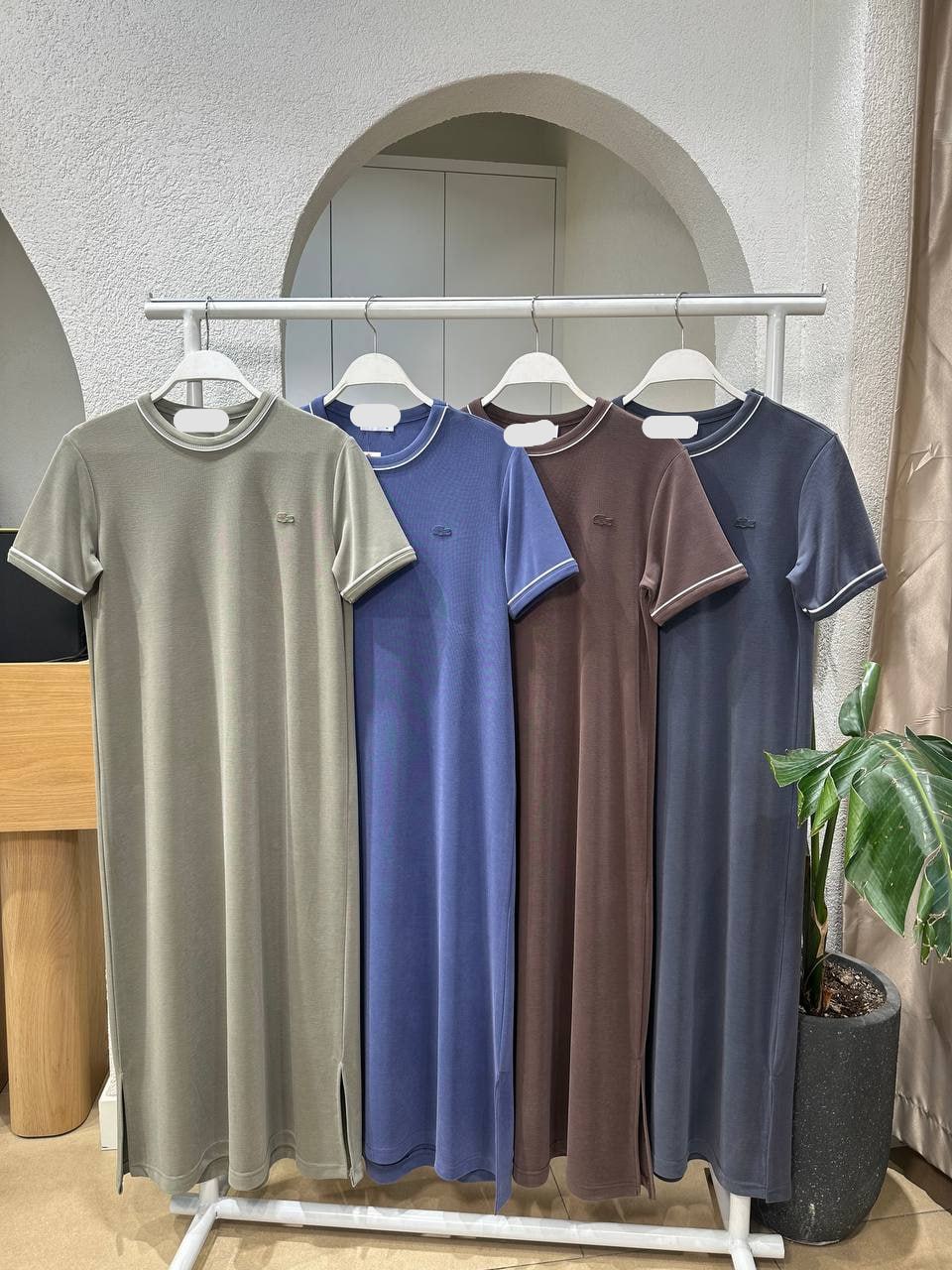 margen-hem-abertura-lateral-4412-mayorista-en-turquía Primer plano del dobladillo del vestido y la abertura lateral que revela tela jersey suave y costuras de confección - Mayorista en Turquía.