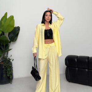 Imagen de cuerpo entero de una camisa texturizada color amarillo limón y pantalones con cordón, accesorios: bolso negro y gafas de sol - Turquía al por mayor.