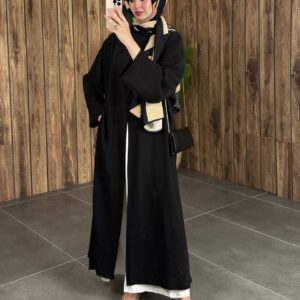 Primer plano lateral de una modelo en abaya granate con un pañuelo de seda crema estampado alrededor de la cabeza. - Turquía Mayorista