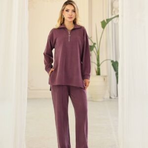 Vista de cuerpo entero del conjunto de velour malva de dos piezas con pantalones rectos y discretas aberturas laterales.