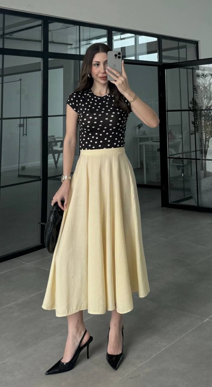 Spiegel-Polka-Beige-Rock-5734 - Großhandel Türkei Vorne Spiegel-Selfie eines eng anliegenden schwarzen Polka-Dot-Tops mit Kapärmeln, in einen hoch taillierten hellgelben A-Linien-Midirock gesteckt. - Großhandel Türkei