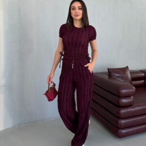 Mittlere Aufnahme eines mocha-braunen, texturierten Tops und der passenden Hose mit geraffter Taille und vertikalen Texturstreifen. Großhandel Türkei erhältlich.