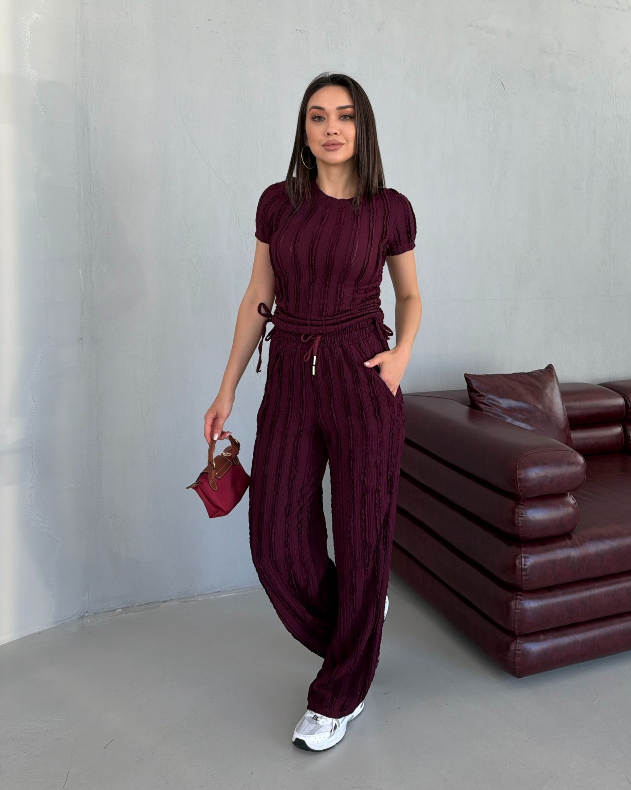 mocha-braun-top-vorne-6678 – Großhandel Türkei Mittlere Aufnahme eines mocha-braunen, texturierten Tops und der passenden Hose mit geraffter Taille und vertikalen Texturstreifen. Großhandel Türkei erhältlich.