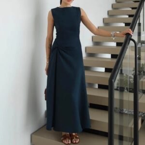 Vestido azul marino ajustado sin mangas con recogido en la cadera y falda larga fluida. - Mayorista Turquía.