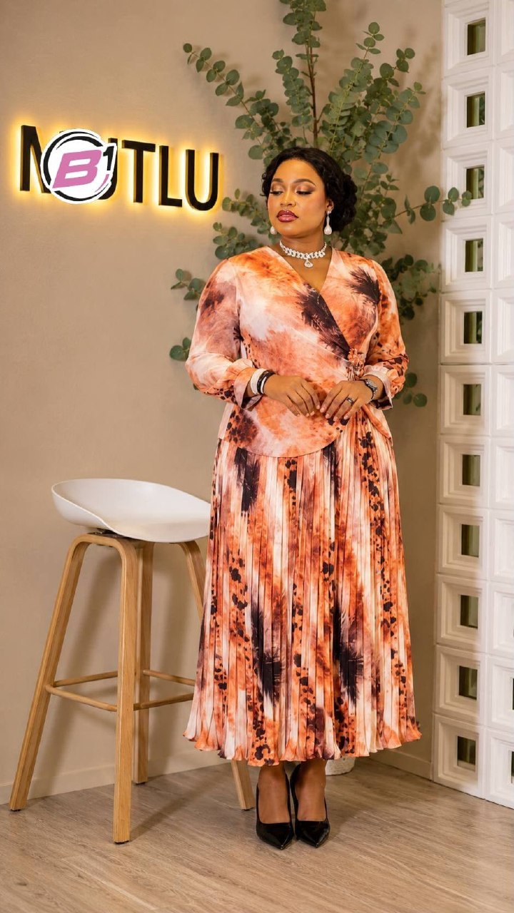 naranja-plegado-envuelto-6142 - Mayorista Turquía Vista de cuerpo entero de vestido naranja con mangas largas, plisado y teñido tie-dye, escote envolvente y broche lateral, modelo con tacones negros. Disponible para mayoristas en Turquía - Mayorista Turquía.