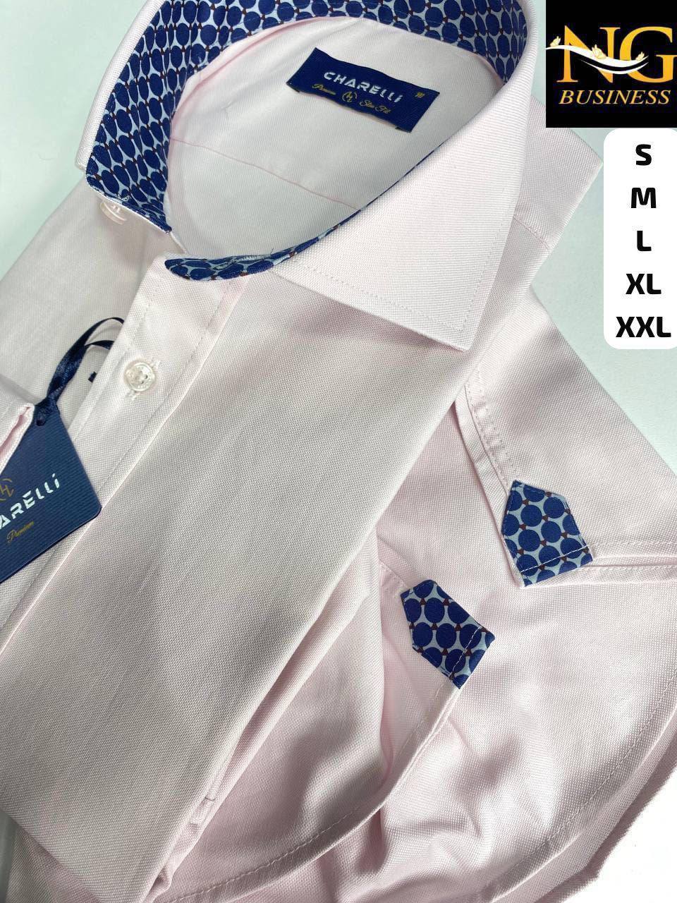 rosa-kontrast-kragen-detail-6510 – Türkei-Großhandel Nahaufnahme eines zartrosa Hemdes mit navy-blauem kreisförmigem Muster am Innenkragen und passenden Taschenlaschen. Türkei-Großhandel.