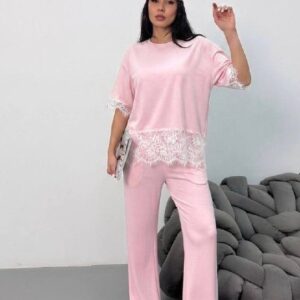 عارضة ترتدي طقمين بلون pink باستيلي مع دانتيل أبيض عند الحافة العلوية وفي الأكمام، مع بنطال واسع - تركيا بالجملة