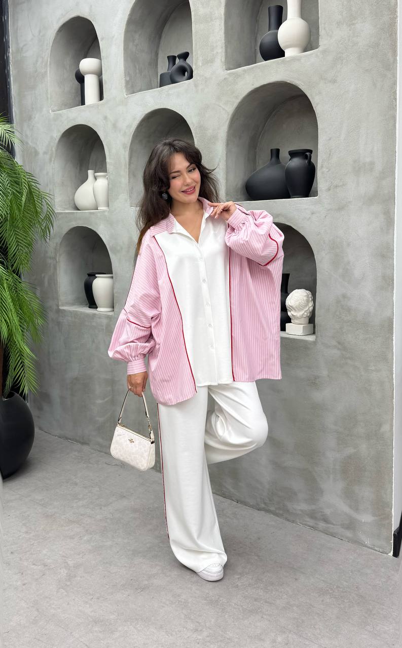 top-rayado-rosado-relajado-2186 – Mayorista Turquía Camisa oversize rosada a rayas con mangas globo, combinada con pantalones blancos con raya lateral.