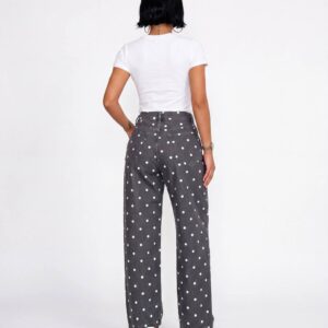 Rückansicht einer grauen Hose mit hohem Bund, hinteren Patchtaschen und allover weißen Punkten. Verfügbar für Großhandel in der Türkei - Großhandel Türkei.