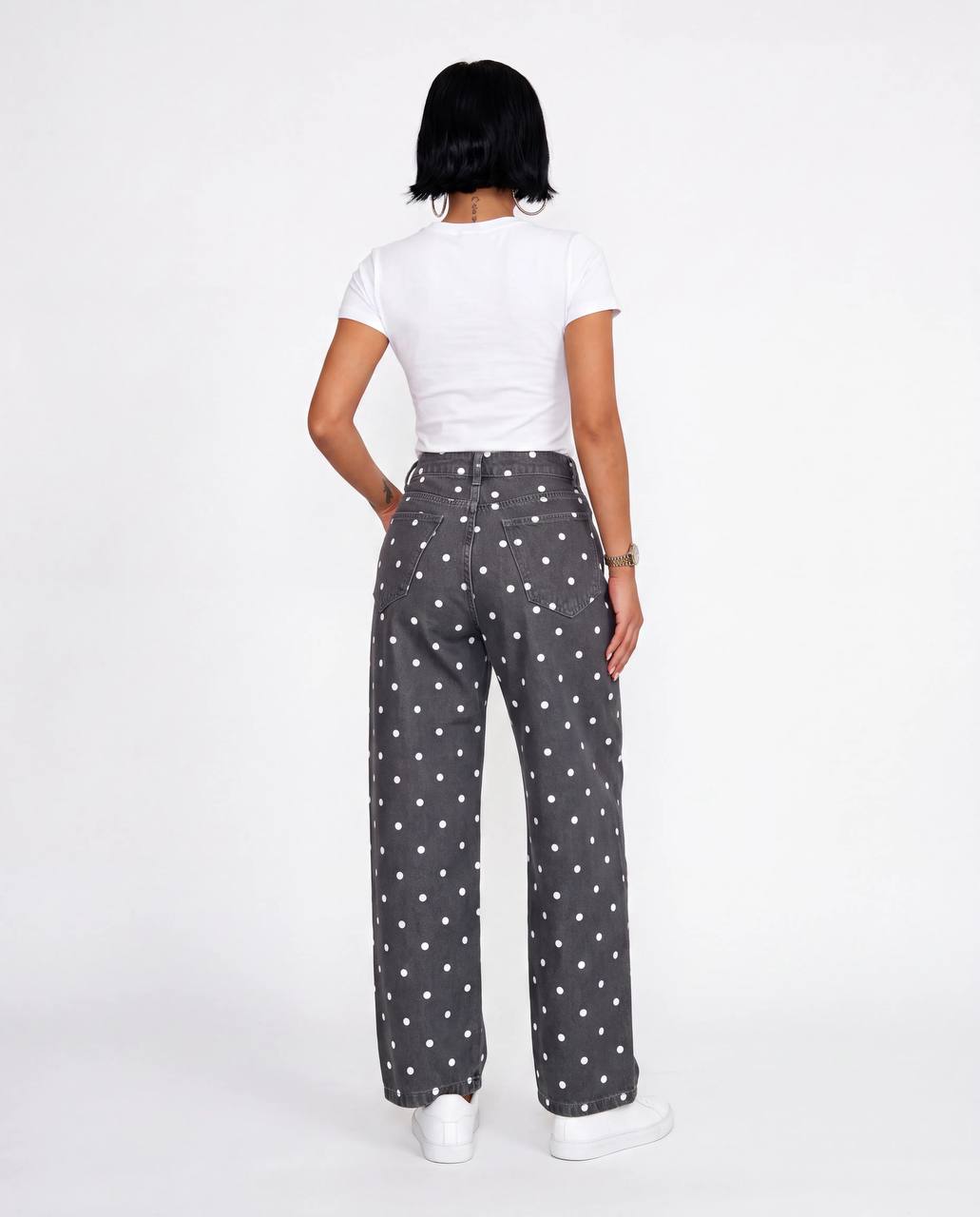gepunktete-hose-rückansicht-6601 – Großhandel Türkei Rückansicht einer grauen Hose mit hohem Bund, hinteren Patchtaschen und allover weißen Punkten. Verfügbar für Großhandel in der Türkei - Großhandel Türkei.