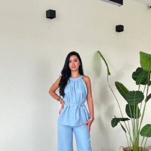 Ganzkörpermodell in sandfarbener geraffter Halter-Top mit plissiertem Halsausschnitt und weiter Hose - Großhandel Türkei