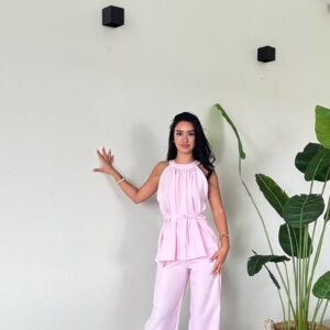 Ganzkörpermodell in himmelblauem gerafftem Halter-Top mit Gürtel und passender weiter Hose - Großhandel Türkei
