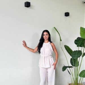 Vorderansicht eines sanft nude farbenen Peplum-Tops mit Taillenschnürung und langen weiten Hosen. - Großhandel Türkei