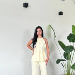 Modell in braunem Halter-Top, an der Taille gebunden, mit weiter fallender Hose und weißen spitzen Schuhen - Großhandel Türkei