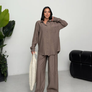 Vista frontal de cuerpo entero de camisa texturizada en tono topo y pantalones sueltos a juego, acompañados de un bolso de crochet crema - Turquía al por mayor.