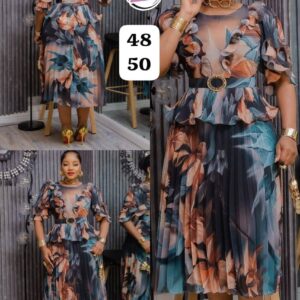 Corpiño ligero con volantes translúcidos y cintura ceñida; falda midi plisada con estampado floral en tonos turquesa y óxido.