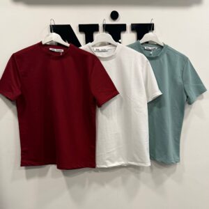عرض أمامي لثلاثة تي شيرتات قطنية بطبقتين بألوان burgundy وwhite وsage green على علاقات بيضاء. متوفر بالجملة في تركيا - تركيا بالجملة