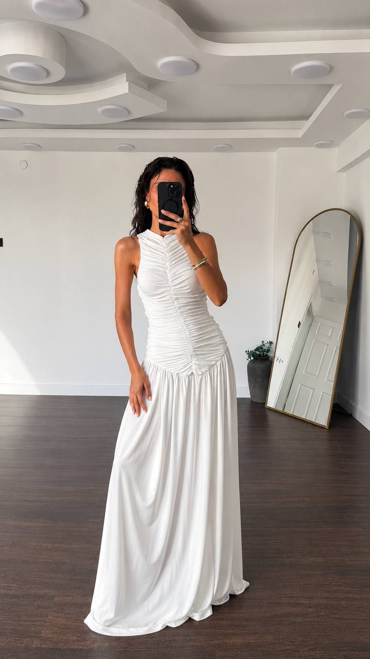 blanco-fruncido-maxi-4837 - Mayorista en Turquía Vestido halter blanco de largo completo con cuerpo fruncido, cintura recogida y falda fluida; modelo posando en selfie frente al espejo. - Mayorista en Turquía
