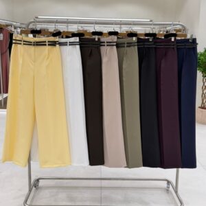 Frontansicht eines weißen Rollkragenpullovers und navy-hoher taillierter Hose, stilvoll mit schlankem Doppelgurtel. Grosshandel-Tuerkei verfügbar.