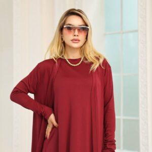 مشهد من أعلى للجسم لفستان ماكسي لون خمري من جيرسيه بأكمام طويلة ونظارات شمس كبيرة مظللة. تجارة بالجملة تركيا
