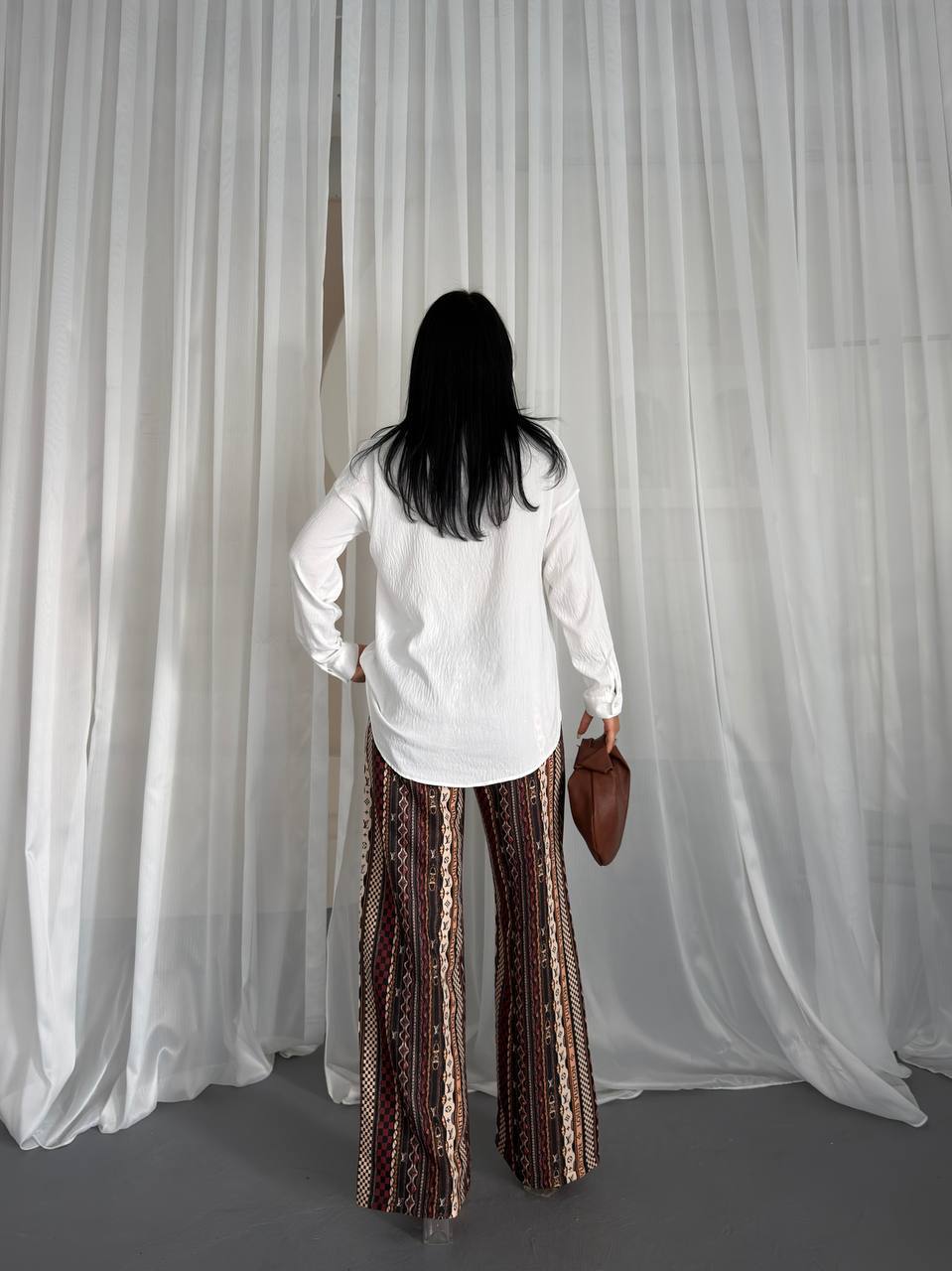 Rueckansicht-bluse-hose-8517-Grosshandel-Tuerkei Rueckansicht: strukturierte weiße Bluse mit Langarm, hoch taillierte gemusterte Wide-Leg Hose und braune Tragetasche. Großhandel Türkei erhältlich. - Großhandel Türkei